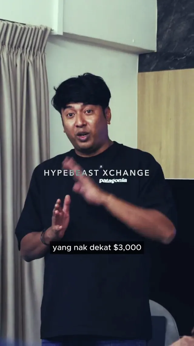 Izzan speaking to a room about paid courses